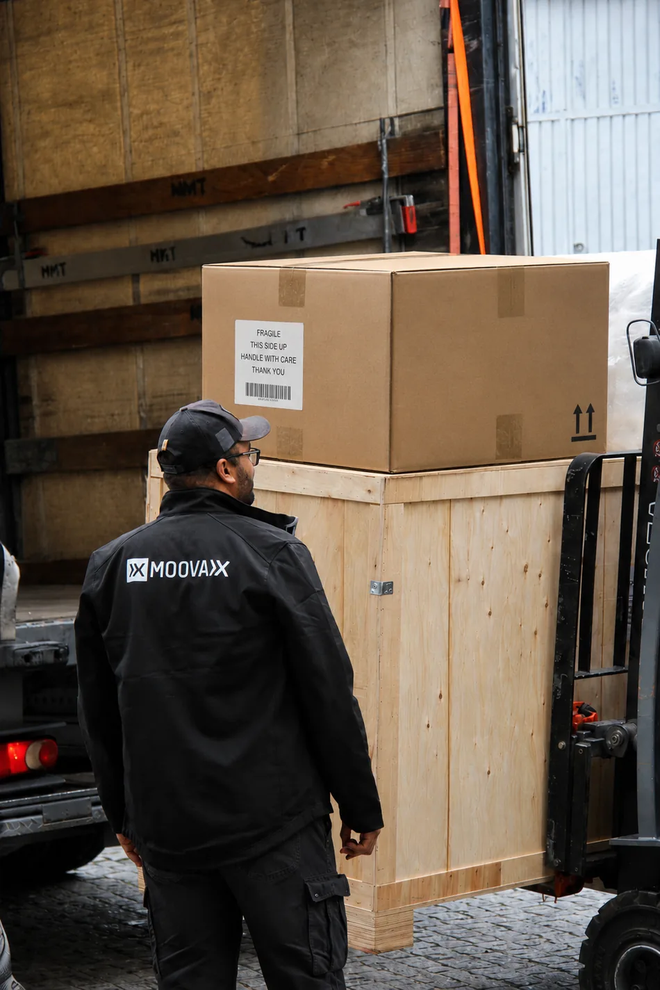 Colaborador Moovax a manusear carga com cuidado